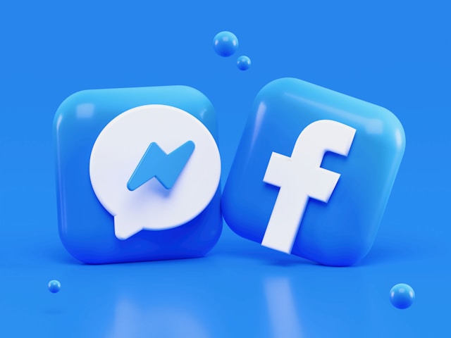 Logotipos da rede social Facebook e Messenger, seu aplicativo de mensagem instantânea